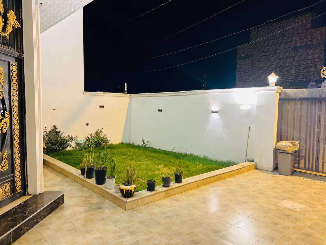 دار للبيع مساحة 240 متر ركن  
واجهة 10 متر ونزال 24 متر  

📍 الموقع: زوير خلف البانزين خانة بته  

الدار طابقين بناء مرتب وحديث، والطابق الثاني متكامل بالكامل مثل الطابق الأرضي.  

🔹 الطابق الأرضي:  
- غرفتين نوم مساحة 4×5  
- هول كبير على عرض البيت تقريباً 8.5×4.25  
- صالة 6×4  
- مطبخ 4×5  
- مجمع صحيات داخلي  
- تواليت للضيوف عند المدخل  
- مناور عدد 2 واحد منهن يصلح حديقة داخلية  
- حديقة تقريباً 6×4  
- طارمة تقريباً 7×4  

🔹 الطابق الثاني:  
نفس تصميم الطابق الأرضي بالكامل تقريباً  
- مطبخ  
- صالة  
- هول  
- غرفتين نوم  
- مجمع صحيات  
- بلكونة بدل صحيات الضيوف  
- الغرف مفتوحة على بعض ويكدر المشتري يفصلهن بسهولة لغرفتين مستقلات  

الطابق الثاني متكامل ويصلح سكن مستقل بالكامل، مع قاطع وديكورات مرتبة بين الطابقين.  

للاستفسار أكثر:  
عقارات سلام  
***********  
***********
