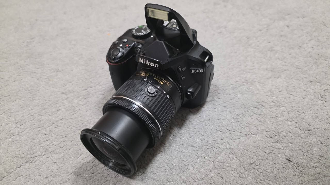 🔴🔴🔴🔴سلام عليكم🔴🔴🔴🔴
كاميرا  (dslr)   Nikon d3400 📷📷 امانة الله بيع مستعجل 

مواصفات : 24.2 ميجا بكسل 
عدسة : (18-55mm)   AF-P
فديو :  FHD 60 fps 
Iso : 100-25600 

للبيع نقد كاميرا استعمال قليل وشرط النظافة اللي بيها تجي تشوفها وتفحصها كدام عينك وتشوف نظافتها يلا تحكم معروف عن جودتها شنو والسنسر مالتها شنو تجي كاملة مكملة من ناحية العدسة وكلشي تحكماتها كلها شغالة كلشي بيها شغال بشرط 

🔴تجي مع كامل ملحقاتها ومستلزماتها 🔴

بطارية 🔋🔋

شاحنة البطارية 🔋

اظافة الى هارد SanDisk 16gb 

كيبل لنقل الصور الى الحاسبة كذلك هدية 🛜

اظافة الى حقيبة هدية  تحملك الكاميرا بشكل مرتب 

السعر 450 الف دينار عراقي وبيها مجال شي بسيط للطيبين حك الجية  

🔴🔴رقم الهاتف :*********** 🔴🔴 التواصل فقط واتس اب 
🔴🔴العنوان 🔴🔴  بغداد السيدية🔴🔴
