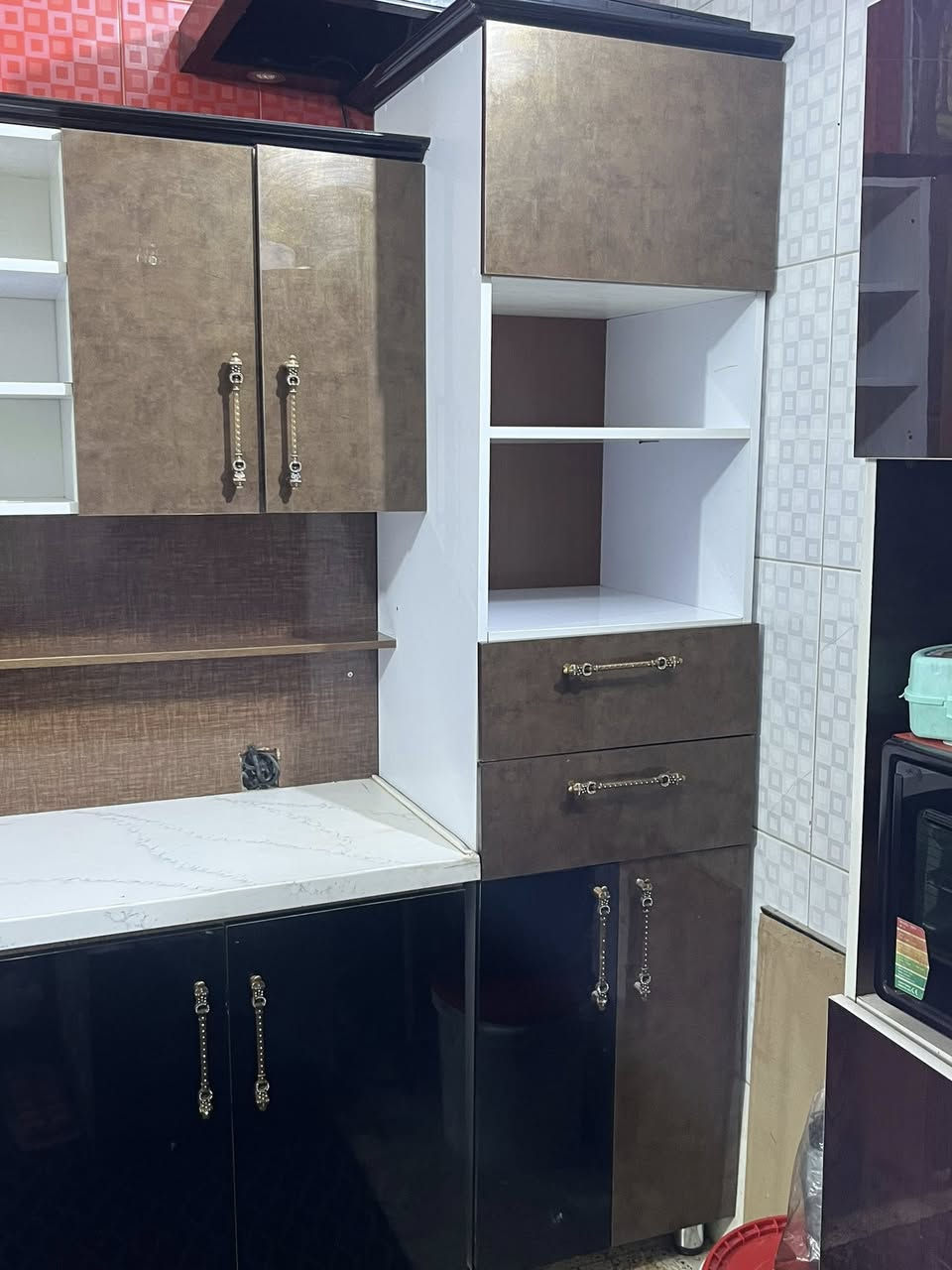 سلام عليكم
كاونتر نضيف جدا استعمال قليل خشب mdf نرمايد هادروليك مرمر 

قياسه 250 سم 
سعره 400 وبي مجال 

عنوان بغداد الشعب 
***********
