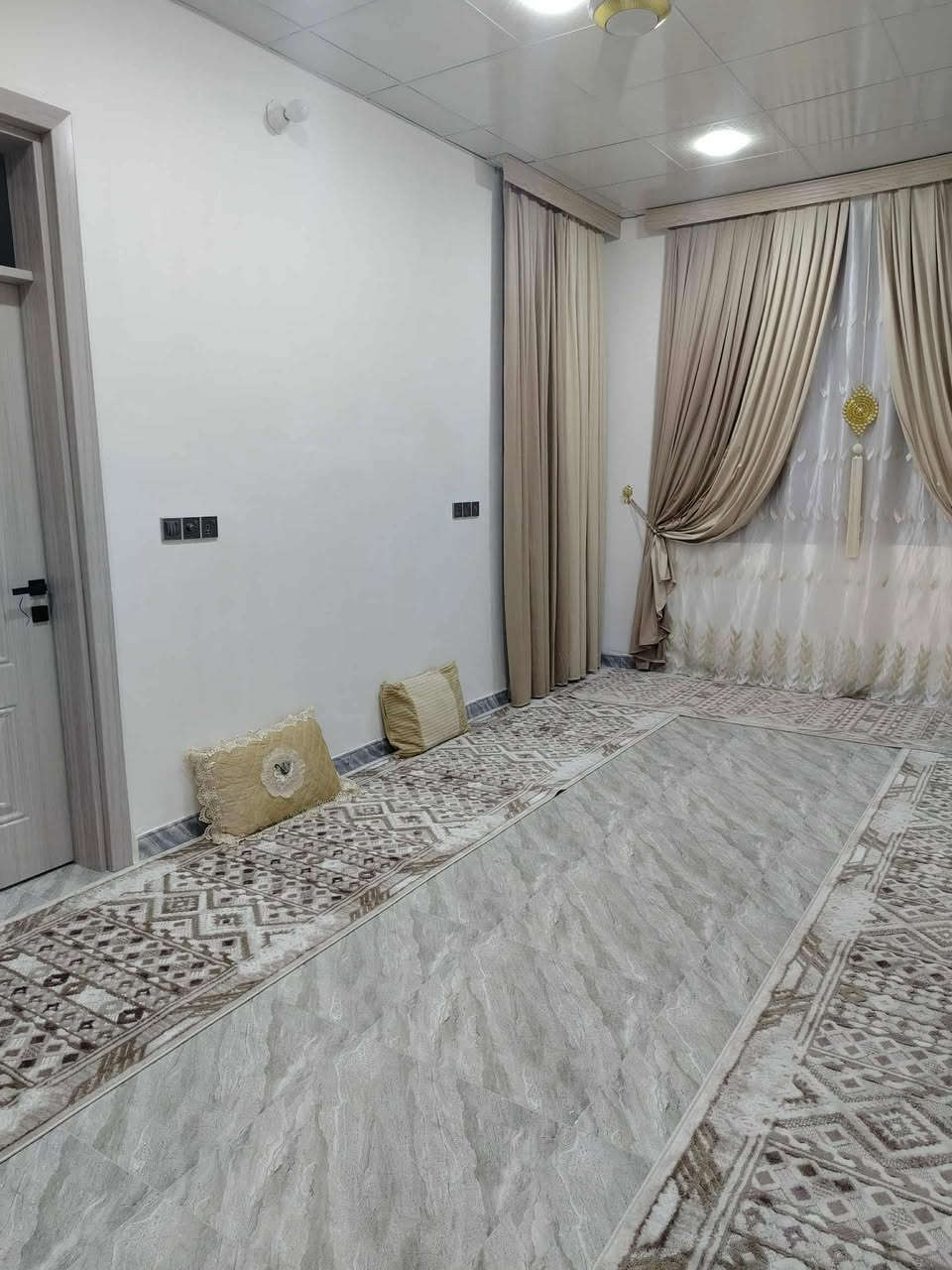 🏡 بيت للبيع –  مقابل حي الأمين قرب مكتب مرام / مقابل أبو التنانير
📐 المساحة: 100 متر

🏗️ البناء: طابوق عكادة – جديد (عمر البناء 4 أشهر)

🔹 المواصفات:

غرفة نوم + صالة + استقبال + مطبخ + منور + حمام داخلي وخارجي

🔸 موقع مميز: نزلة عن الشارع العام بـ 10 دقائق، قريب من مدرسة، البيت زراعي

💰 السعر الكلي : 45 مليون قفل

📞 للاستفسار : ***********
