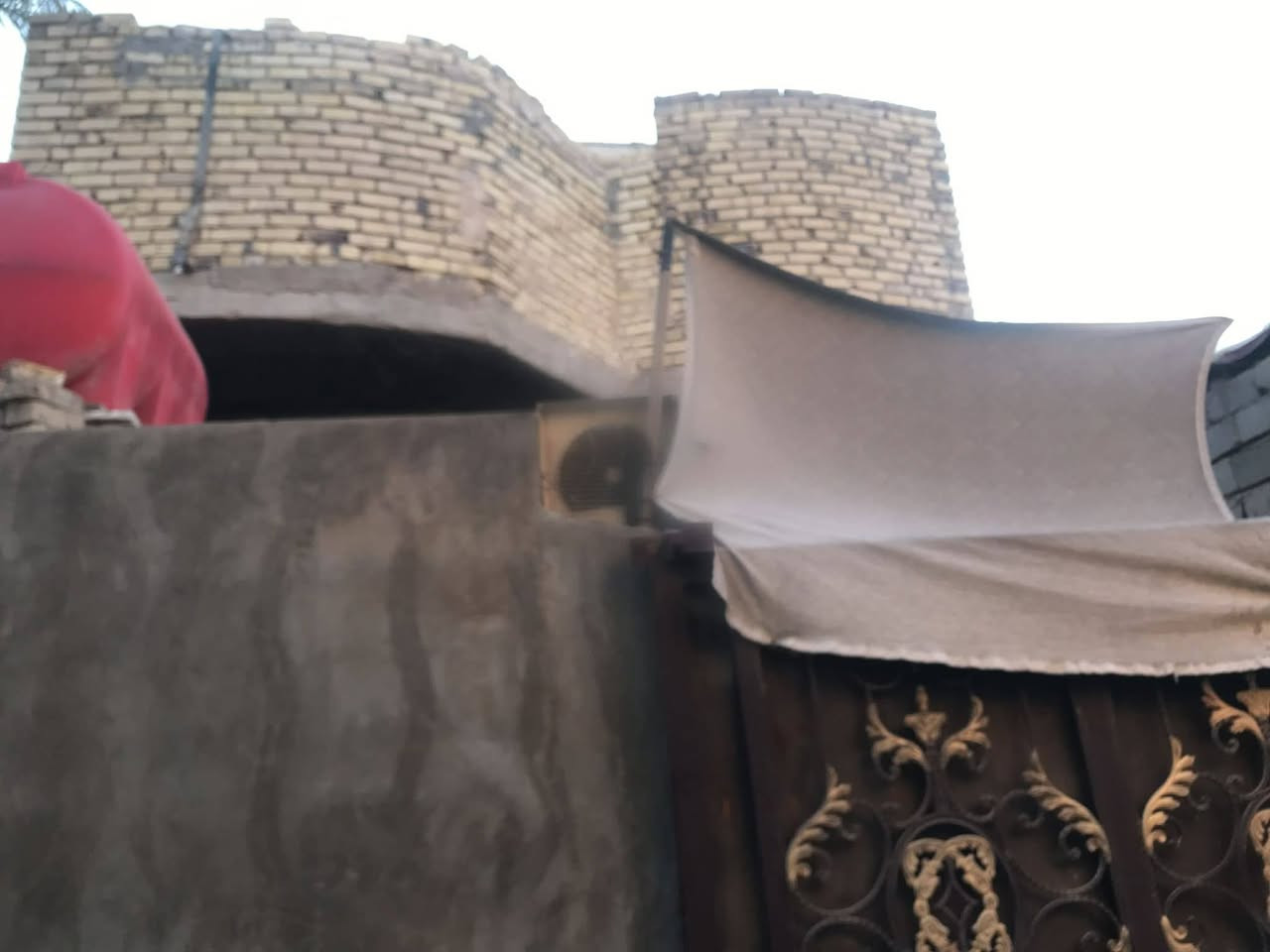 سلام عليكم بيت طابقين طابوك بيت عالي عن شارع بيت كامل كل مطبك كاشي بيت مرتب وحلو مكان  هدو جيران ذهب كافت الخدمات موجوده مدرسه قريبه كهرباء ماي مولده ذهبي شارع حله كربلاء يبعد 150متر منطقه سكنيه انترنيت ضوي يحتوي على غرفتين وصاله ومطبخ ستقبال صطحين كامل تطبيك استاره داير البيت محيزم الثاني عمود 60 شارع اسماك الفرات السعر 48 الستفسار مراسلت الصفحه ونتصال ملاحظة بيع مستعجل *********** ملاحظة بيت بلديه
