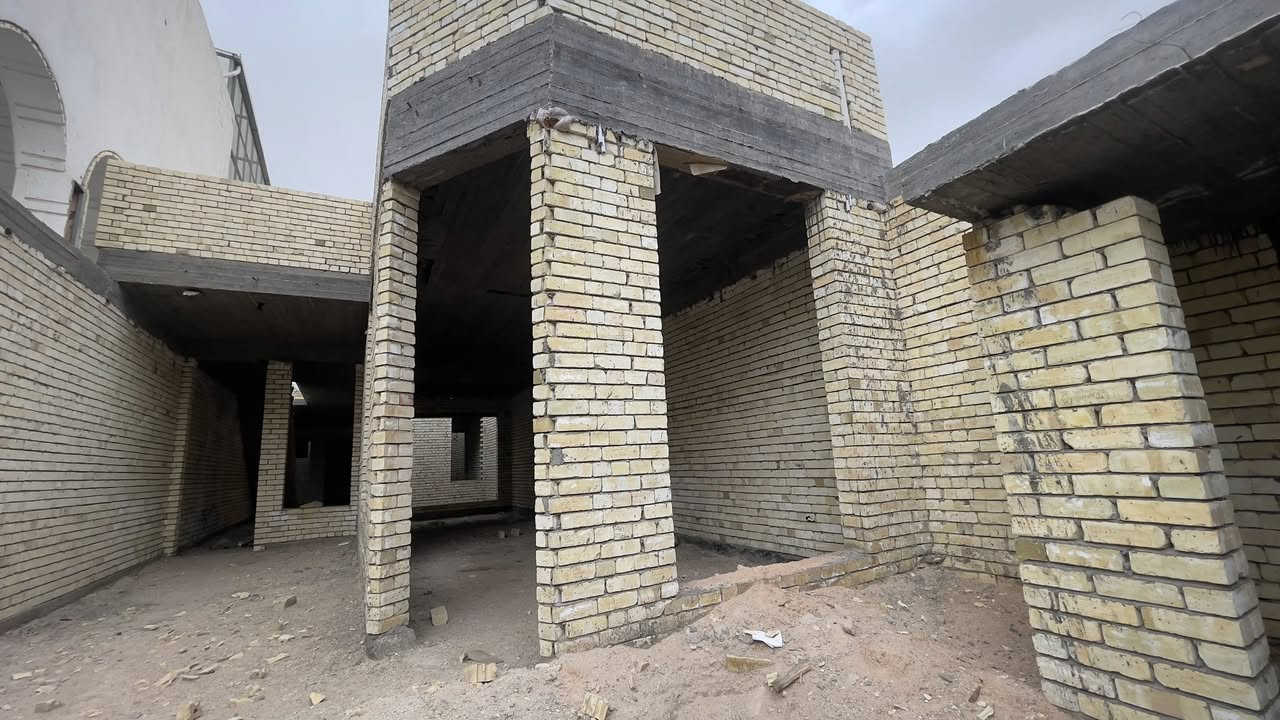 للبيع بيت هيكل ٢١٥ متر في النجف حي الامير بصف شارع موفة نجف منطقة هدوء الوجهة ٧ وربع تقريباً والنزال ٣٠ للجادين بالشراء مراجعة مكتب حسنين شربة ***********
