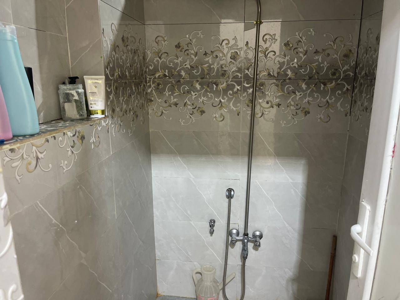 البيع حي المكرمه خلف مطعم سيد سعد المساحة 73 متر طابقين
الطابق الاول غرفة صاله مطبخ استقبال حمامات عداد2 
الطابق الثاني غرفة صاله حمام صطح 
الأساس صب واسكف صب جسور بناء طابوق جمهور تسعه انج 
السيراميك الجدار هندي الدرج تغليف اكرنيت والارضيه بورسلين الوجها ثوم 
الواجهه 5 متر النزال 14ونص متر 
موبايل ***********
