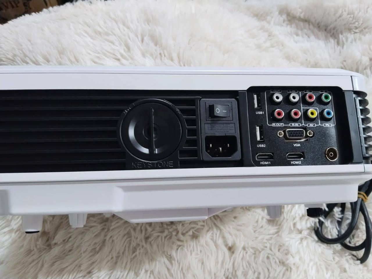 🎬 سينما في بيتك.. بروجيكتور EUG الذكي (يدعم Wi-Fi)
​استمتع بمشاهدة أفلامك ومبارياتك المفضلة على شاشة عملاقة وبدون أسلاك! جهاز EUG LED Projector يجمع بين الأداء القوي والسهولة.
​🚀 أهم المواصفات:
​اتصال لاسلكي (Wi-Fi): اعرض شاشة جوالك (آيفون أو أندرويد) مباشرة على البروجيكتور.
​دقة عالية: يدعم جودة Full HD 1080P لصورة صافية وألوان واقعية.
​مداخل متعددة: (2) HDMI، (2) USB، VGA، ومداخل صوت خارجية.
​صورة مرنة: خاصية Keystone لتعديل زوايا الصورة يدوياً لتناسب جدارك.
​عمر طويل: عدسة LED تدوم  لساعات دون الحاجة لتغيير.
​
💰 السعر [ 85 الاف]
📞 للتواصل: [***********]
​"مثالي للألعاب، السينما المنزلية، أو العروض التقديمية"
