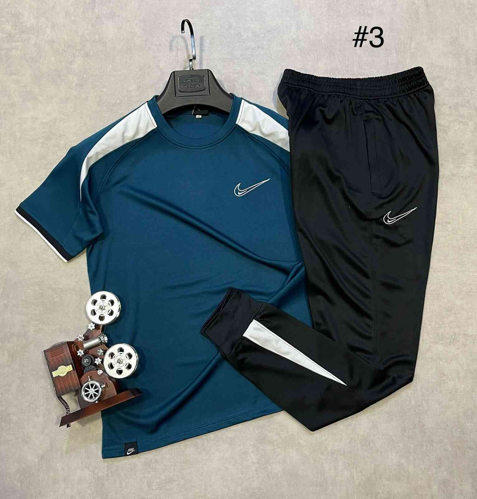 ويانه دائماً الاناقه وجمال الموديلات 
أجمل واحدث الموديلات 
تراك صيفي رجالي 😍 
خامه ممتازه  💯💯
قوالب مريحه 🥰🥰
توصيل كل العراق 5 الاف
القياسات : M/L/XL/XXl
للحجز والاستفسار مراسله الصفحه
واتساب ***********
***********
