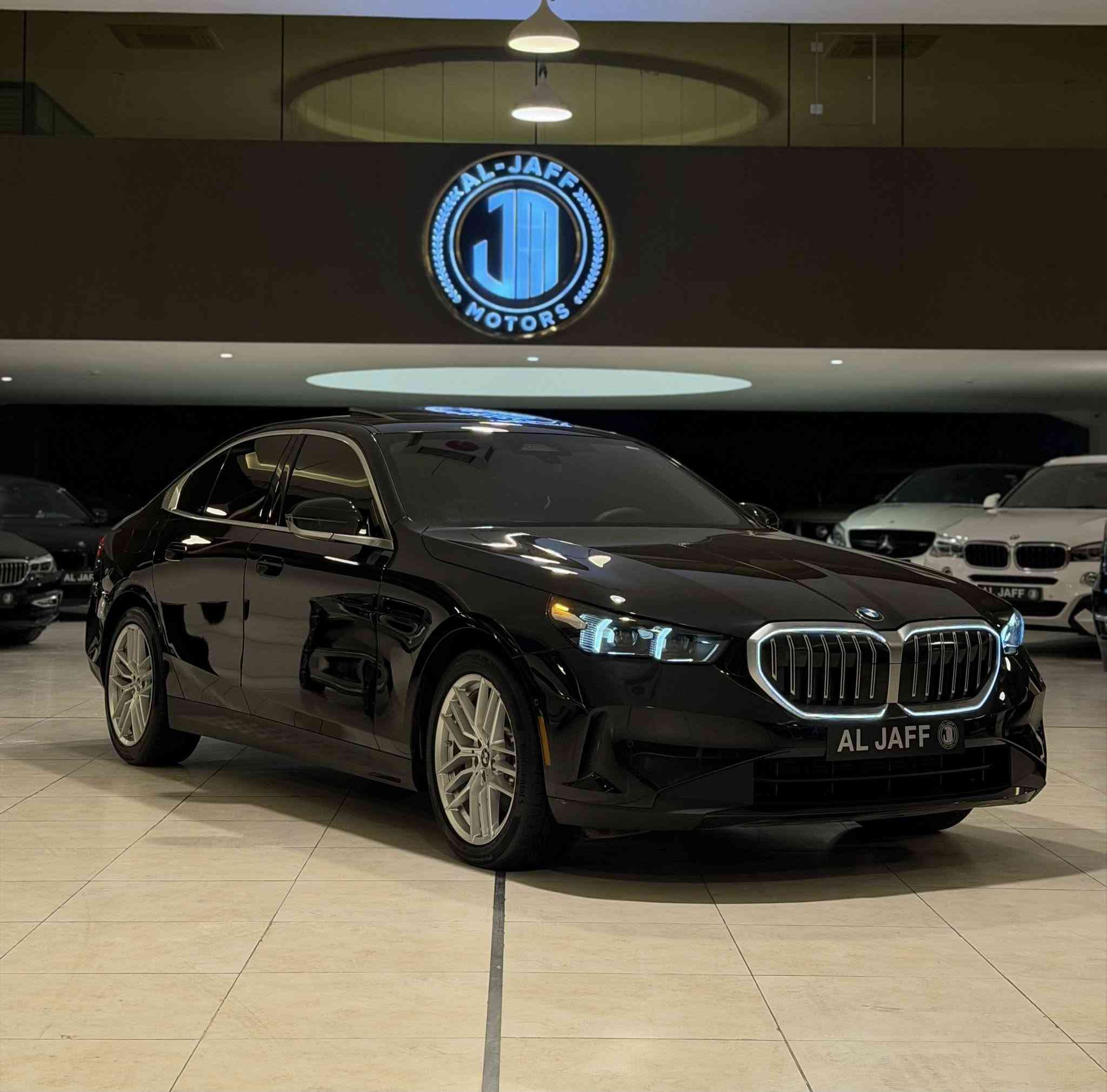 سعر جدا مناسب 🔥🔥🔥
السلام عليكم
للبيع فقط BMW 530i 
موديل 2025 ماشية 17 الف داخل احمر بلادي🎁
السياره مواصفات ( فتحة وكامرا وبردات ورادارات وحساسات وكشنات جلد تدفئه وتبريد وخزن وكهرباء وصندوك كهرباء وشباك لد بلادي و7 مودات وتحكمات قياده وانارة داخليه لد وبعد هواية مواصفات 
🚨السياره بدون صبغ او تبديل فقط تعديل بارد بين الجاملغ والباب بدون دواخل او ايرباك ورقم الشاصي بالصور 
🚨گير ومكينه وخللات كلها بشرط والسياره جديده كلش

السعر : 465$ ورقه 
للاستفسار: *********** كاوه جمال 
العنوان : السليمانية المعارض الجديده معرض(الجاف)
معرض رقم (28)

