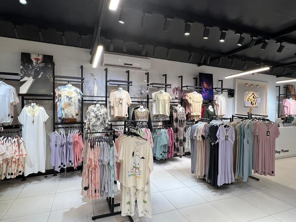 السلام عليكم 
اخوان عندي ديكوارت مال مجمع كامل تشمل (دنك لون اسود .سيات .هوكات تعليك ملابس .رفوف ميز كاشير ، فاترينات. تعلاكات ملابس خشبيه وبلاستك عندي ) كله اخو الجديد وبنص السعر ابيعلك خابرني وتدلل مكاني حله شارع الجمعيه ***********
