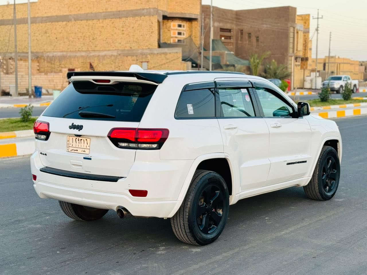 سلام عليكم لبيع جيب لاريدو موديل 2018 اصل حادثه جاملغ وبنيد بدون ضرر داخلي  سياره جديده لابارد لا شخوط موصفات السياره تحكم استيرن شاشه كبيره كامره دوار يدات استيل حاجب ع لايت جنطه كهرباي بصمه كشنات جلد وكهرباي بصمت باب أشار ب مري دواخل لونين جديده وجاهز شرط الف ماذب عليه السعر 198وبيه مجال نتصال ع رقم ***********
