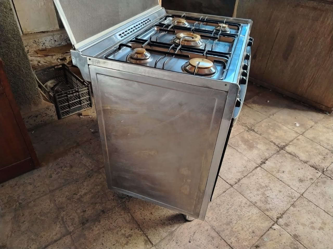 260 الف سعر الطباخ 
سلام عليكم طباخ للبيع كريازي مصري باب اول بي ضمان الطباخ جدا نظيف *********** @إشارة
