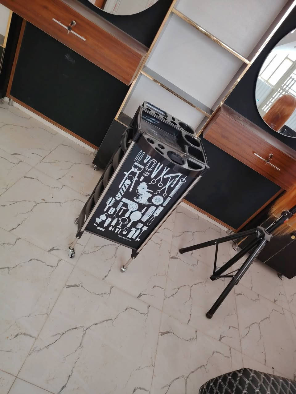 السلام عليكم ديكور صالون حلاقه للبيع ***********
