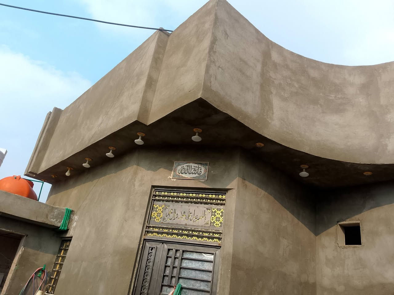 دار للبيع زراعي يحتوي على 3غرف صاله ديوان مطبخ صحيات 
غرفه بالصطح مساحه 200متر 
حي القائد مزرعة ابولطيف  السعر 75 قفل 
للاستفسار الاتصال على الرقم ***********
