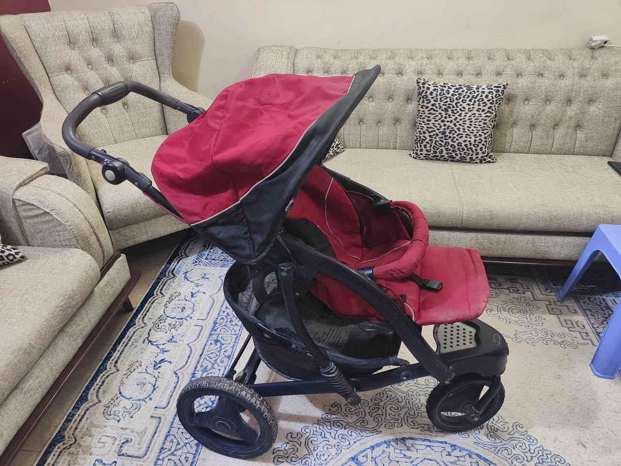 السلام عليكم 
عربانة طفل ماركة كراجو نضيفة وقوية وكبيرة وتتحمل وزن يوجد توصيل داخل بغداد السعر ٦٠ الف للتواصل واتس اب ***********
