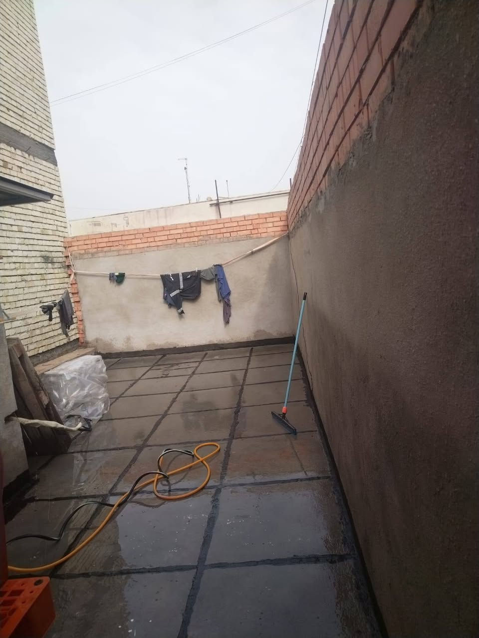 بيت نص قطعة قاط ونصف قطاع 55،ج، قريب على الاورفلي متكون من استقبال وصالة وغرفة جوة وفوك .مع الملحقات  السعر 140 للتواصل مع صاحب البيت اتصال على رقم ***********
