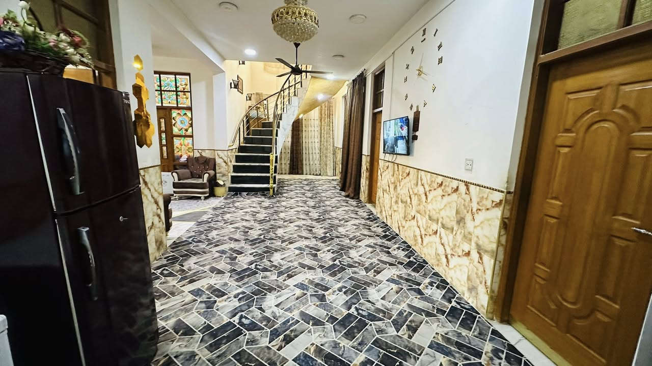 دار  للبيــــــــــــع
فـٓــي ابـــي غــــــرق  حـــي الحسيـــــن (ع)قـــــرب المشـــــروع قــــريـــــب مجمــــع ارض بـــــابـــل
____________________
المساحـــــة // 300م #طابــــو #مــــلك #صــــرف 
الواجهــــــــة // 15م
النـــــــــــــزال // 20م
____________________
🧱🏗️ #الطابــــــــــــــق #الأرضـــــــــــــي
غرفتيـــــــــــن وصالــــــــــة وهـــــــــــول ومطبـــــــخ ومجـمــــــــع صحيـــــــــات داخليــــــة وخـــــارجيــــة ومنــــــــــاور وحــــديقـــــة داخليـــــة وخــــارجيـــــة وكـــــراج ...
🧱🏗️ #الطابــــــــــــــق #الثانــــــــــــــــي 
غرفتيـــــــــن وهـــــــــــول ومجمـــــــــــع صحيـــــــــــات ...
____________________
للمـــزيـد مــن التفـــاصيـــل مثــــل السعــــر 
وتحـــديــد مــوعـد للمعـــاينـــة يُـــرجــى التــــواصـــل علـــى الــــرقـــم المــــوجــــود اسفـــــل المنشـــــور..
***********
