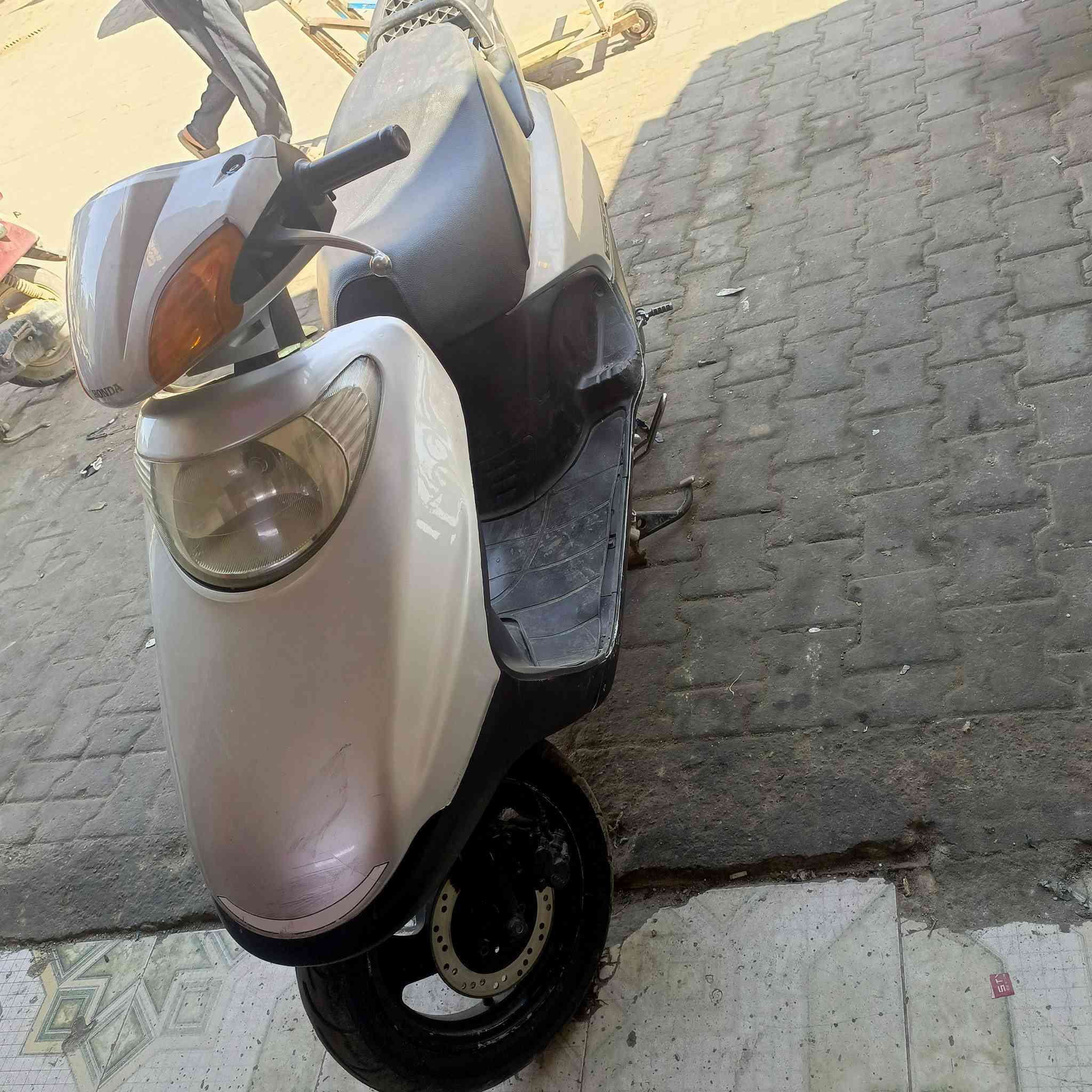 سلام عليكم دراجه سبيسي ياباني للبيع مكينه مفتوحه مره وحده رايمر كله شغاله سلف هندر كهربايات كفرات اصليه سعر550وبيه مجال مستعجل عله بيعته للستفسار*********** مكان كوت
