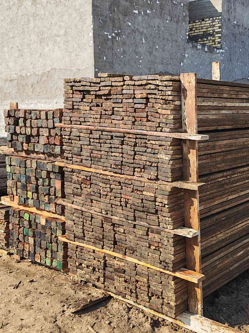 قالب روسي للبيع  يدك 300 متر العدد 14 او 15 مكعب  تقريبا  مكان حله استفسار ***********
