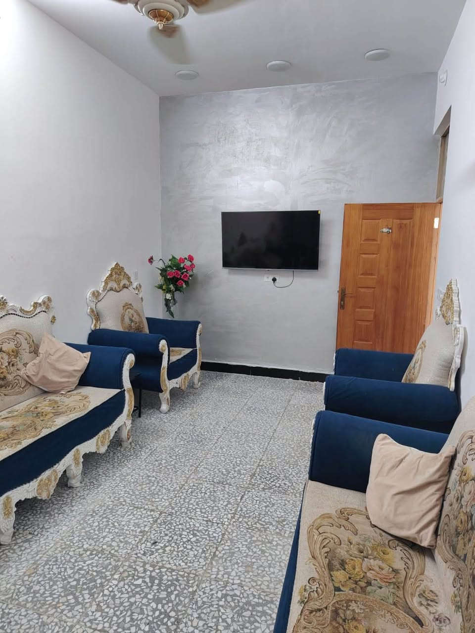 السلام عليكم بيت 75 متر ركن منطقة رئاسة الوزراء الاولى كامل خدمات ماء مجاري تبليط ….عالشارع العام يتكون من استقبال و3 غرف نوم وصحيات عدد 3 بناء 2026 بالاضافة الى تشجير …
السعر والتفاصيل الاتصال فقط ***********

