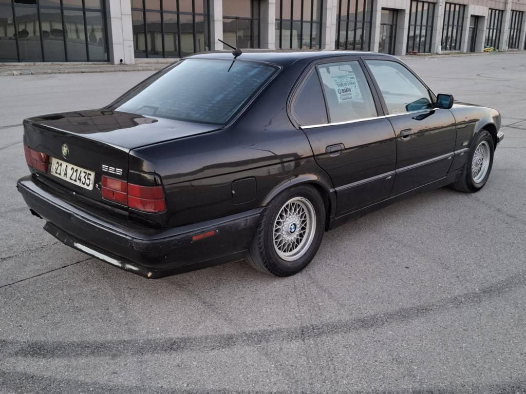 BMW /525
گێڕ ئۆتۆماتک .مەکینە کەپس .
مۆدێل 1990 کامل کراوە بە 1995 
سعر (48)گەڵاو کەمێک مجال 
***********
*********** 
گێڕو مەکینەو ئەکسل و تەقەو ڕەقەو کارەبای بەشەرت . 
کامل بۆیاخ لەسەر ساغی پێشی کەپسە . بەس چەمەلەغی دوای سایەق گۆڕاوە کەڤەری . 
مواسەفات فوول . سڵایت . چوار جام کارەبا . دەبڵ ئەرباک . تبرید 🥶. تحدیل سورعە. abs. کوشن جلد . شەش کەلە . پێش پان ................
سەنەوی بەسەرچوە بەناوی خۆمەوەیە تحویل غرامە بەشەرت .
مشتەری تیل بکە . السليمانية, العراق
