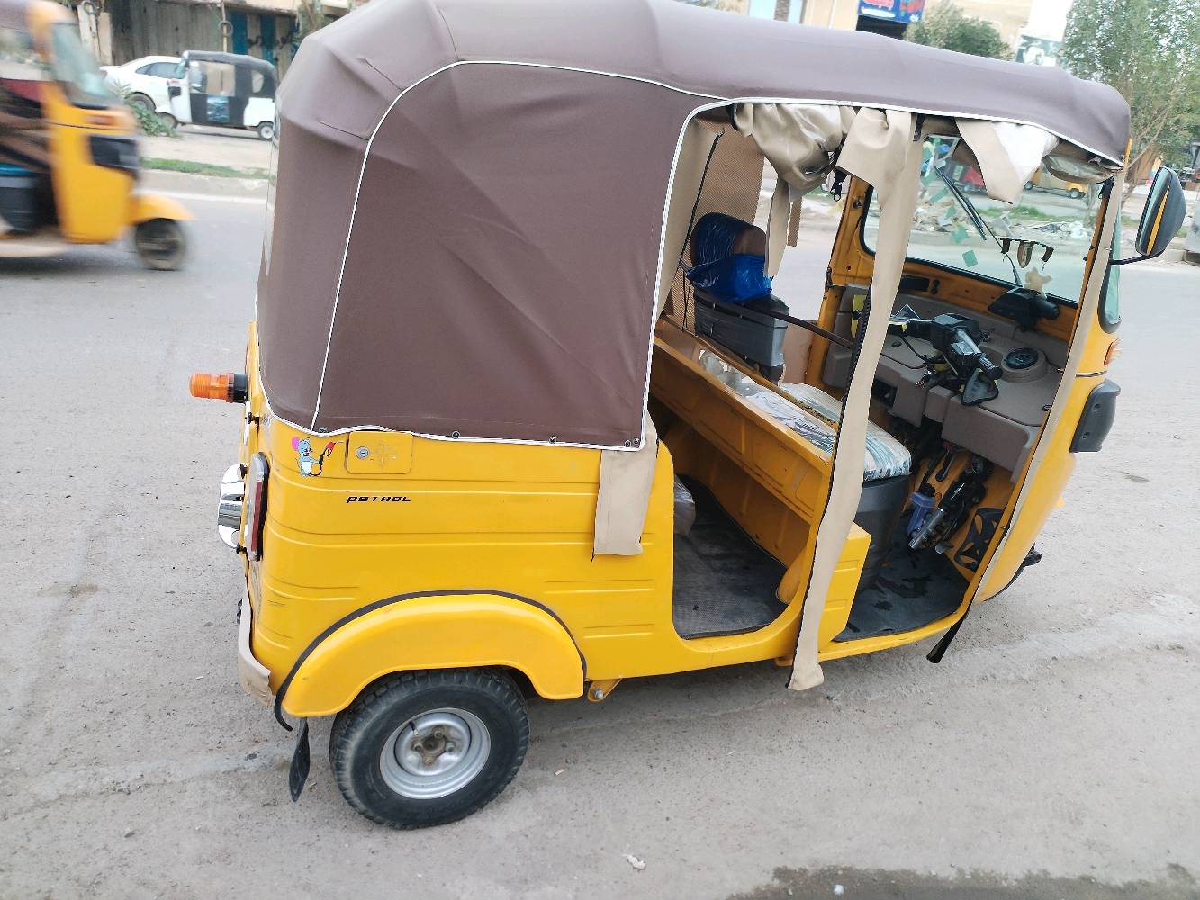 السلام عليكم
تكتك 2019 للبيع رقم وسنويه تحويل ثاني يوم بسمي 
التكتك بيها بارد بالغد خفيف
الدوسات معمرات أثر اخياس
المكينة مشروكه كلشي بيها مبدل جديد حالها حال الجديد
والكسل مبدل 22
كهربائيات كلها شغاله مابيها اي نقص تكتك نضيفه
العنوان بغداد الحسينية