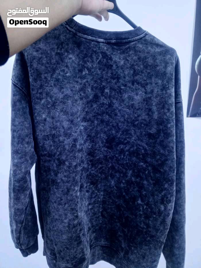 عندي تيشيرتين مميزين للبيع، الأول تيشيرت أسود بجيوب بارزة مع تطريز أبيض خفيف، مناسب للإطلالات الكاجوال أو الرياضية. الثاني بلوزة بلون رمادي مع تصميم مميز على الصدر بلون أخضر، يجمع بين الراحة والأناقة في آن واحد. كلاهما بحالة جديدة وجاهز للتوصيل داخل العراق.