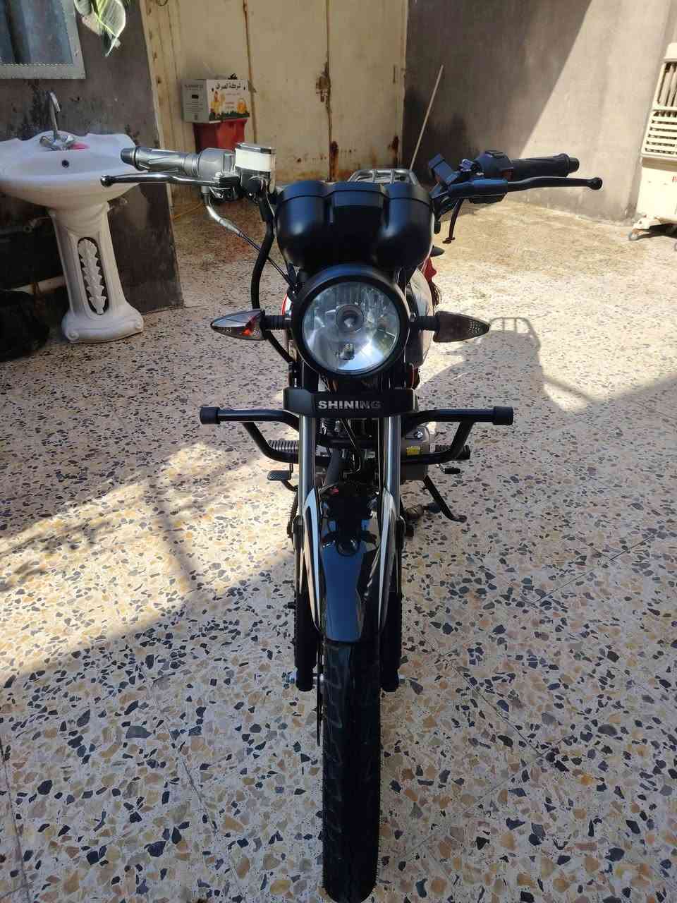 السلام عليكم شباب دراجه دايون شنك طلعته وكيل صارلهه اقل الشهر الدراجه نضيفه حيل تجي وتفحص مديل ٢٣ اوراق اصولي وسعرهه مليون ٤٠٠ الشراي يتصل عله الرقم *********** المو شراي لا يشلع كلبي مكاني رميثه
