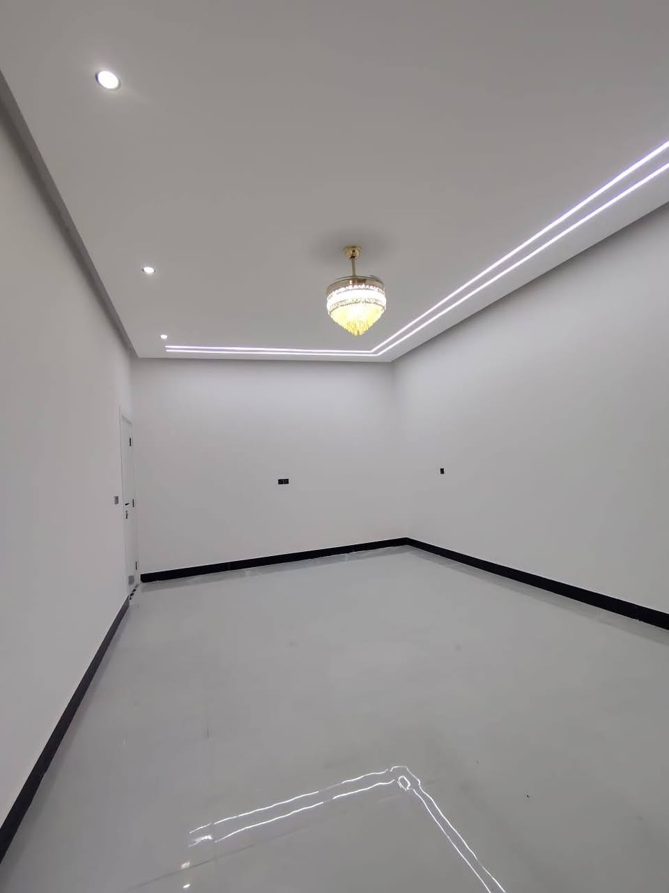 #اسعد #الله اوقاتكم بكل خير احبتي🫶🏻
*********** ☎️
#جبنالكم #فله #طابقين✅
 بمساحه 250 متر✅
نوع العقار طابو صرف عرصه✅
تحويل بأسم المشتري مباشر✅
#يحتوي #الطابق #الأرضي✅
على غرف منام عدد3 ماستر
+ديوان+كبير+مطبخ+صاله كبيره
+صحيات داخليه كبيره+منور عدد 2
+كراج🚘 +حديقه🌹🌲🍀🌺🌴🌹
+صحيات خارجيه
#الطابق #الثاني #يحتوي
على غرف منام عدد3 ماستر
+صاله كبيره +صحيات كبير
+صطح سيراميك +مسقفات كي سبان
عن الرطوبه وحرارة الصيف الدار
جدآ متعوب عليه مال جناي
لحك واشتري قبل لاينباع
العنوان البصرة ابي الخصيب
 غرب المحكمة الجديدة 
#السعر #المطلوب
 260مليون قابل للتفاوض
مع توفر كافة الخدمات
 #شارع 15مترتبليط بلباب انارة💡ماء كهرباء مجاري
فارق جاهزة للسكن 
      ***********
نستقبل كافة العروض العقاريه✍️
