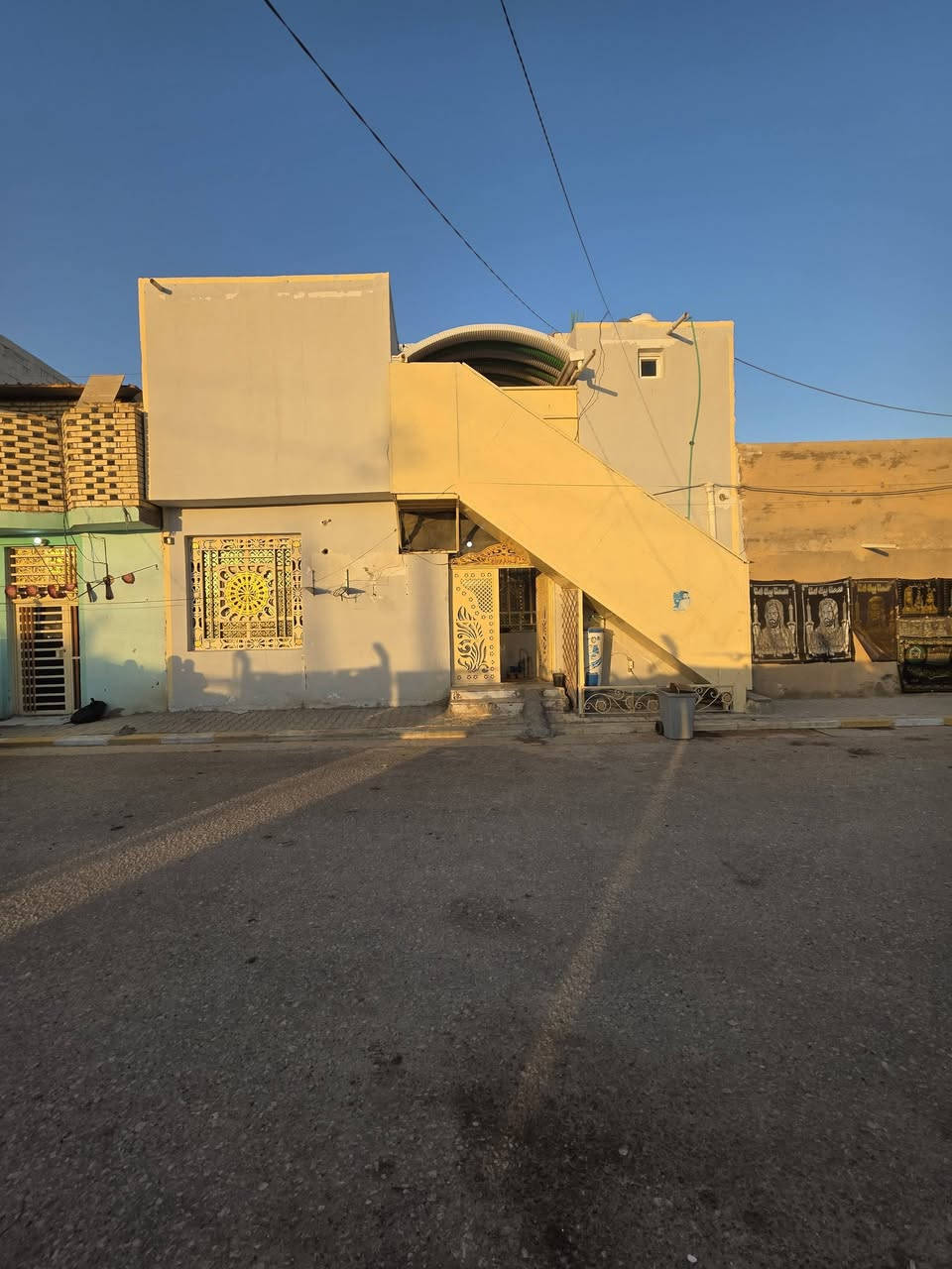 دار للبيع حي الميلاد ١٠٠م مربع طابقين درج داخلي وخارحي  عله ساحه مع حديقه مسيجاه  ١٥٠م  صب كونكريت للاستفسار اتصل على الرقم 
 *********** 
***********
