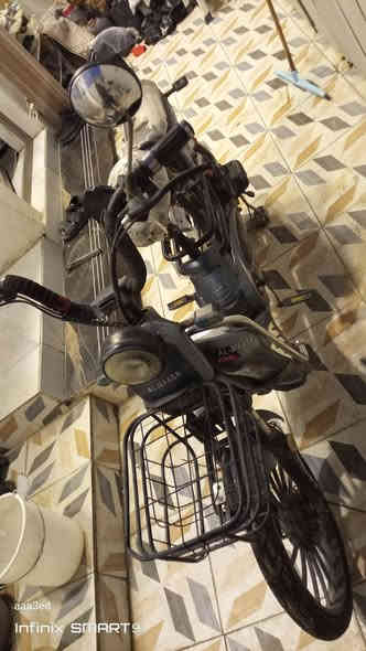 السلام عليكم عندي دراجه شحن مستعمله للبيع نقوصات هيه شااشه وبطاريات وبريك امامي ويده فالته سعر 120بيه مجال وسط مكاني الغزاليه رقم ***********
