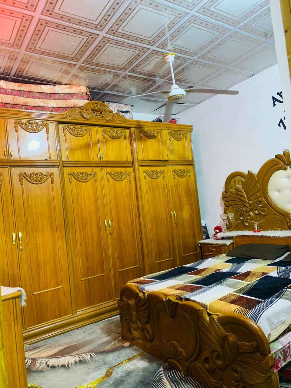 سلام عليكم بيت للبيع مساحه 100متر مربع يحتوي على غرفتين وصاله ومطبخ وستقبال وحمام داخلي وخارجي طارمه البيت جاهز للسكن السعر 20وبي مجال مشمول بل تطويب العنوان نجف الاشرف شارع كربلاء حي الاحرار عمود 136شارع الصيدليه واتساب او انتصال عل رقم ***********
