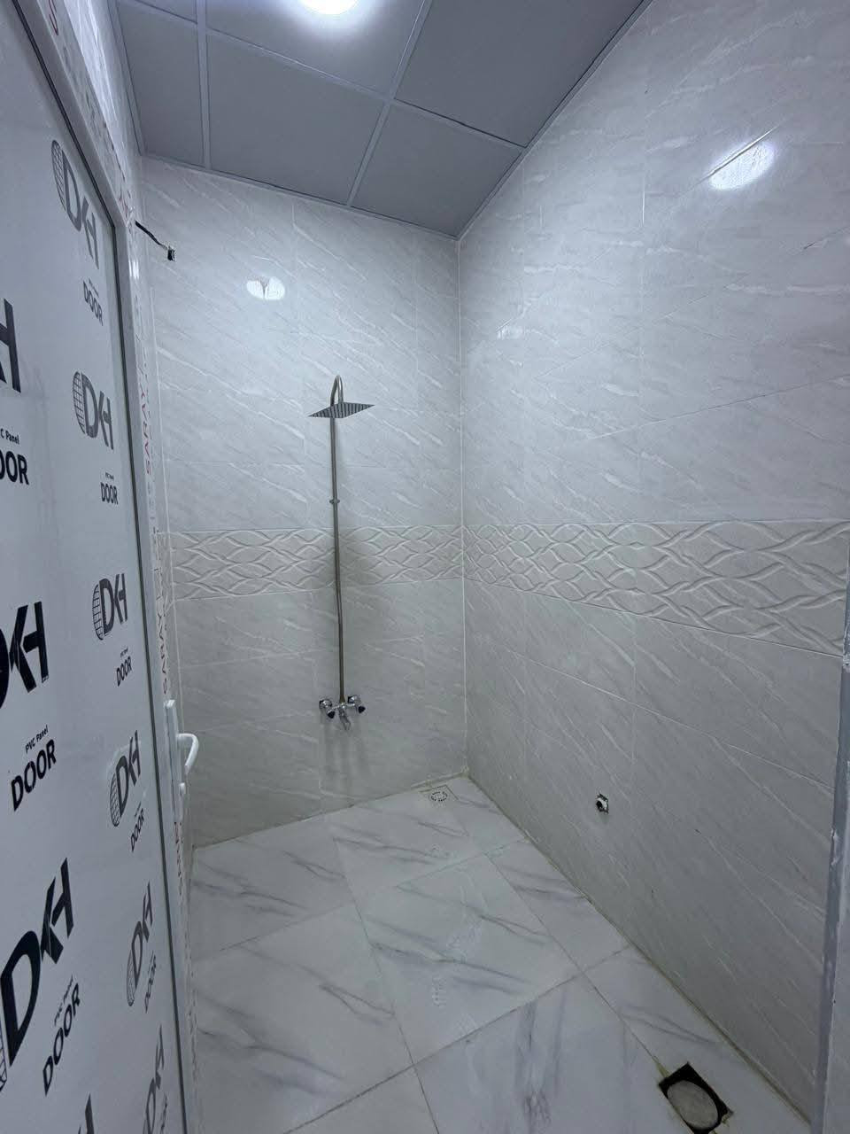 #اعلان 1975
#دارين للبيع مساحة الدار الواحد/104/مترمربع واجه 6.5 طابو صرف ب اسم شخص واحد 
بناء طابقين ب اشراف مهندسين فول كاشي فول مواصفات سقف ثانوي نظام تبريد مركزي واجهه ديكور فلين تركي .
_________________________________

مجموع غرف النوم في الطابق الاول والثاني (4) 
مجموع الحمامات والصحيات WC  الغربي في الطابق الاول والثاني (2)
مجموع الصحيات WC الشرقي (1) في الطابق الأول والثاني 
يحتوي على هول كبير في الطابق الاول وهول كبير في الطابق الثاني 
يحتوي كل طابق على مطبخ بارد + مطبخ حار  
يحتوي الطابق الأول فقط على غرفة ضيوف استقبال 
________________________
 #العنوان كركوك قادسية الثانية ( خلف غسل الحجي  ) 
#للاستفسار ***********
