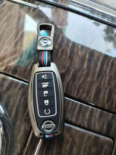 السلام عليكم 
نيسان باترول 2012 لون سلفر محرك LE رقم سليمانيه باسمي سنوية جديدة نافدة ل2029ارقام دولية جديدة مكفولة عدا شبر بارد بالجامرلغ الخلفي بدون فتحة حدادية كاملة تخم تايرات جدد ماشية 193 حقيقي السعر 210وبيه مجال قليل العنوان ديالى الاتصال على الرقم ***********
