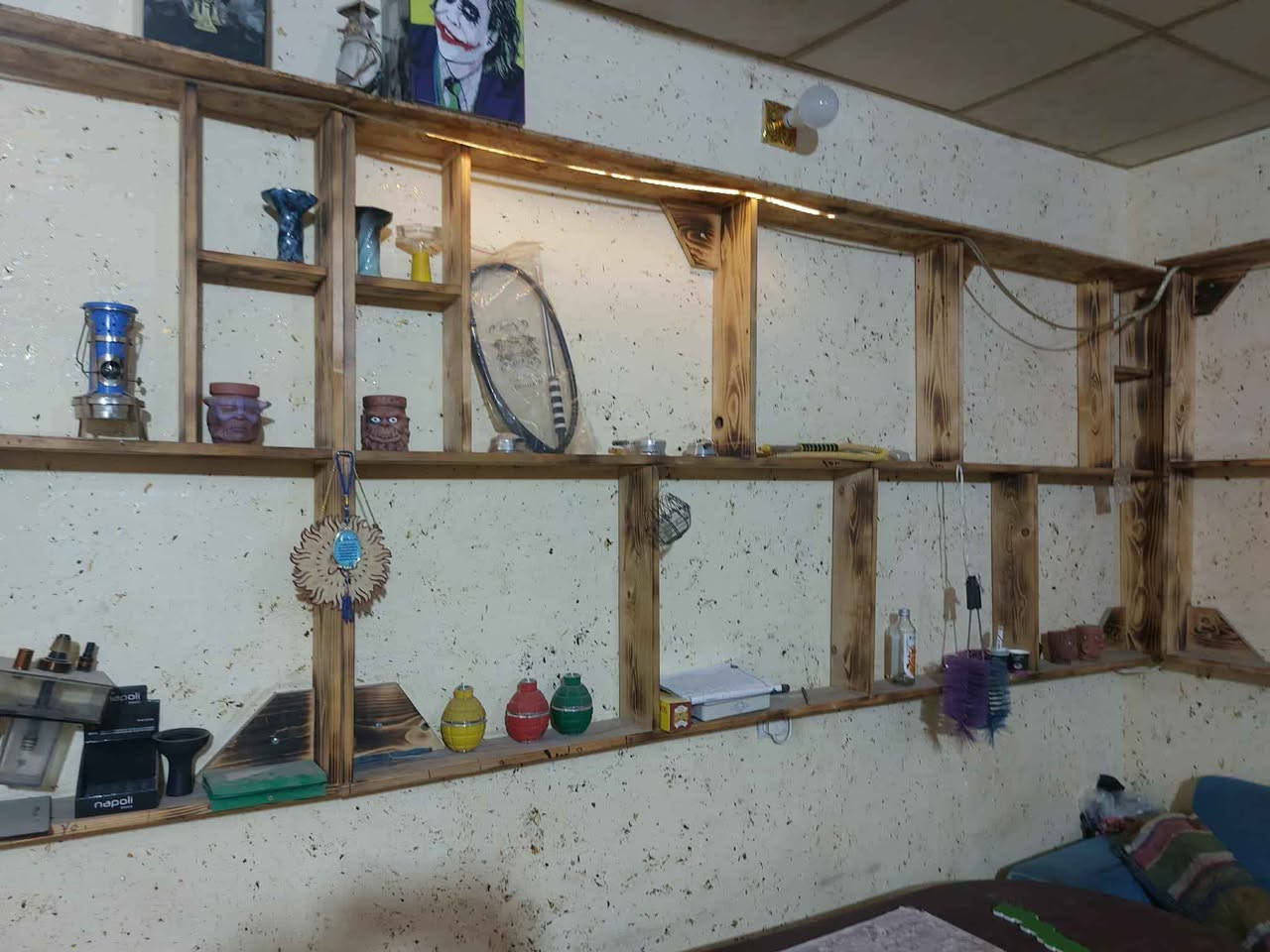 رفوف خشبية جدارية للبيع، تصميم جميل ومرتب، مناسبة للمحل أو البيت أو أي مكان يحتاج عرض وتنظيم بشكل أنيق.
الرفوف بحالة جيدة، حجمها كبير وتوفر مساحة ممتازة للعرض والترتيب، وتناسب الديكور الحديث والكلاسيكي.

المعروض هو الرفوف فقط بدون أي أغراض أو محتويات ظاهرة في الصور.

السعر: 300,000 دينار وبيه مجال للجادين.

للاستفسار أو المعاينة يرجى المراسلة على الخاص. خناقين, ديالى


**إذا كنت صاحب هذا الإعلان وتريد حذفه لأي سبب، رجاءا أرسل رسالة إلى الدعم الفني**