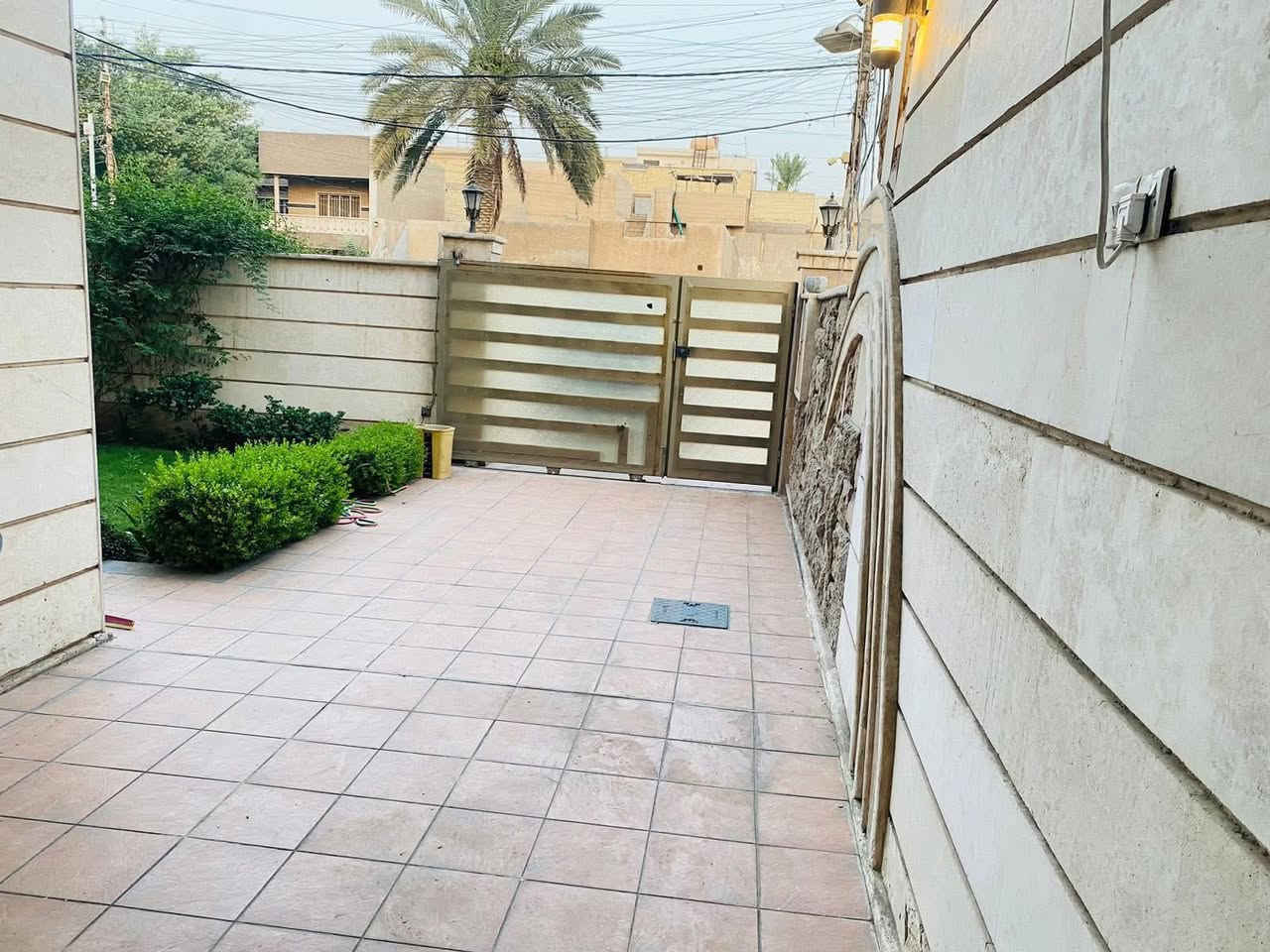 السلام عليكم للبيع دار سكن مساحة 240م في منطقة البنوك خلف لحوم البركة شارع باريس الواجهـة 8م النزال 30م موقع جيد شارع 15م يحتوي على حديقه + كراج + 4 غرف نوم + استقبال ومطبخ وصالة وحولي مع باقي الخدمات للاستفسار اكثر مراجعة مكتب الجوهرة للوساطة العقارية الكائن في شارع الكنيسة او الاتصال على الرقم ***********
