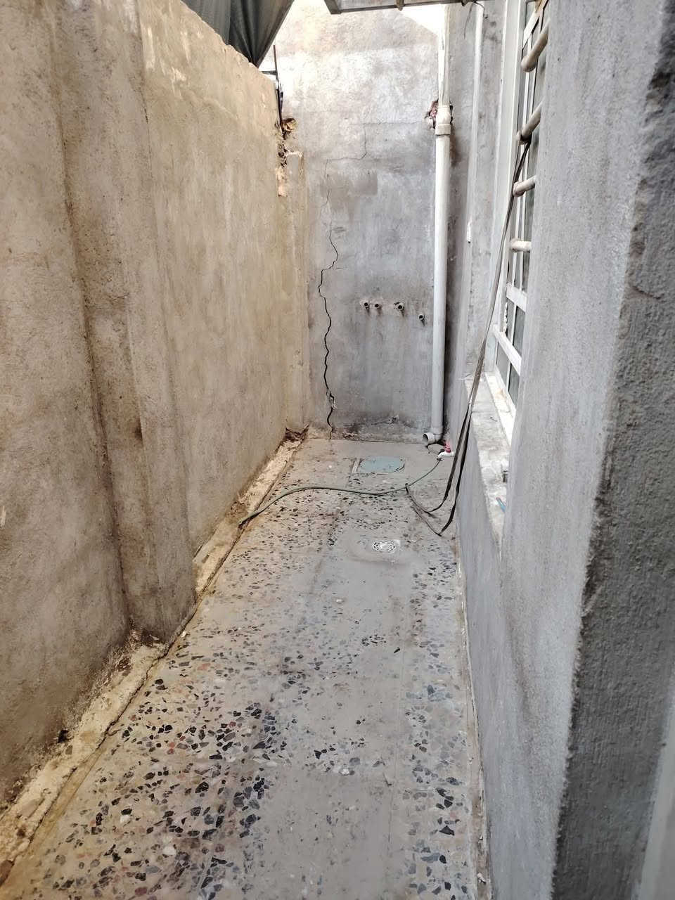 السلام عليكم ورحمة الله وبركاته نعرظ إليكم بيت في منطقة الدسيم المساحه ١٠٠ متر بناء درجه اولى الي حاب يقتنيه يتصل على الرقم *********** واني وبيه وتساب واني بخدمة
