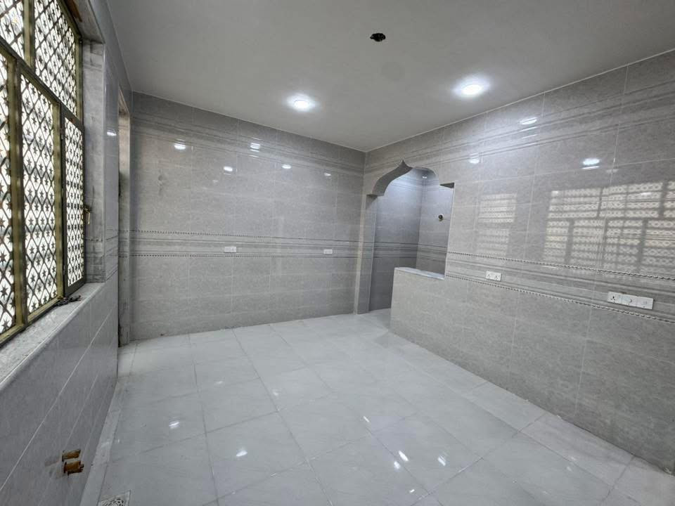 الدار للبيع وبسعر مناسب جدا
الكوت حي الحوراء قرب شارع ابو الفضل 
بناء سنه ٢٠٢٥ مساحه ٢٠٠ متر وجه على ساحه
للاستفسار ***********
