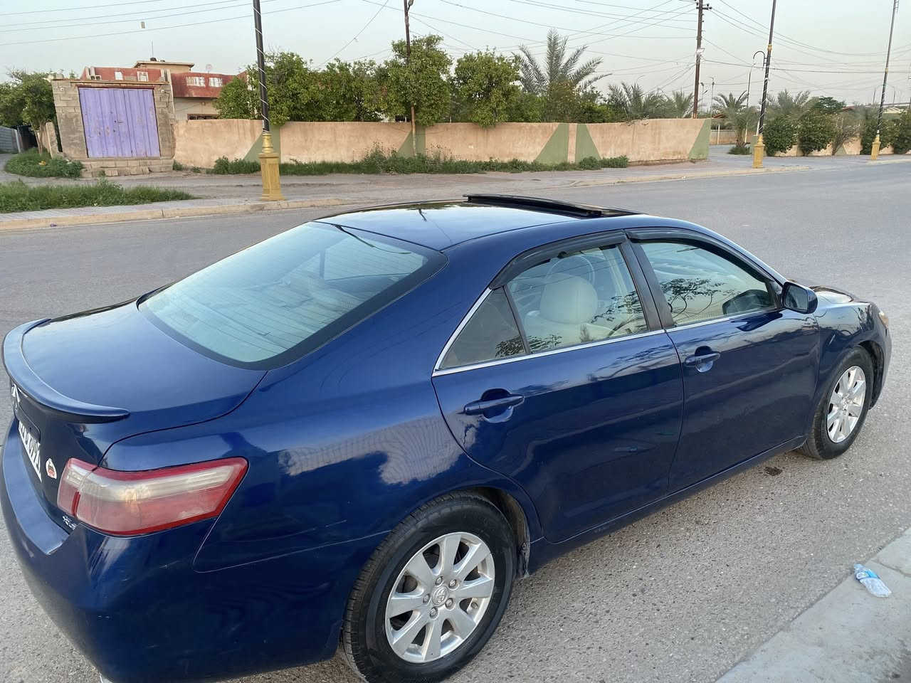 السلام عليكم كامري للبيع 2007 امريكي 6 سلندر XLE فول مواصفات رقم بغداد سنوية جديدة وبأسمي السياره صبغ عام للجمالية 
المواصفات 
*كشنات جلد 
*بصمة تشغيل وبصمة ابواب وصندوق 
*كشنات جلد وكشنات كهرباء
*تدفئة كشنات 
*فتحة سقف 
*شاشة كبيرة وكار بلاي كامرة دوارة 
*بردة خلفية
* تبريد وتدفئة 100‎%‎
باقي المواصفات المعروفة مال XLE
محرك وكير بحالة ممتازة جداً   
ادامة كاملة للسياره من منظومة احتراق بالكامل وصدر امامي وخلفي كله جديد 
سيارة جاهزة وكاملة من كلشي 
السعر 85 وبيها مجال .
للاتصال 
‏‭***********
