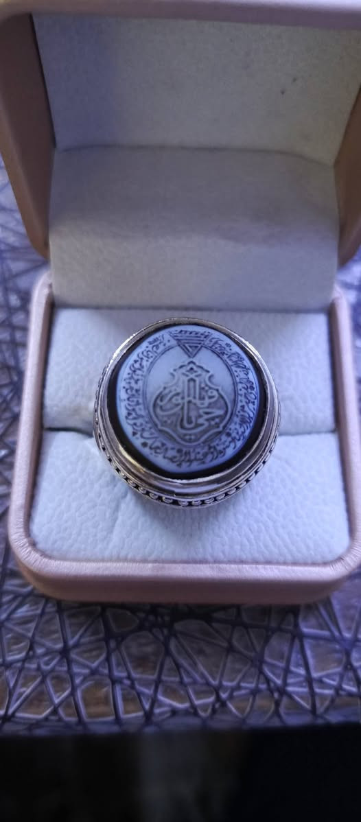 محبس تحفة من الصياغات البحرينية صياغة ثقيلة حجر جزع منقوش( يا حي يا قيوم)+(سورة العصر) من اجمل الخطوط قياس 23+ 24 الإتصال او واتساب ***********
