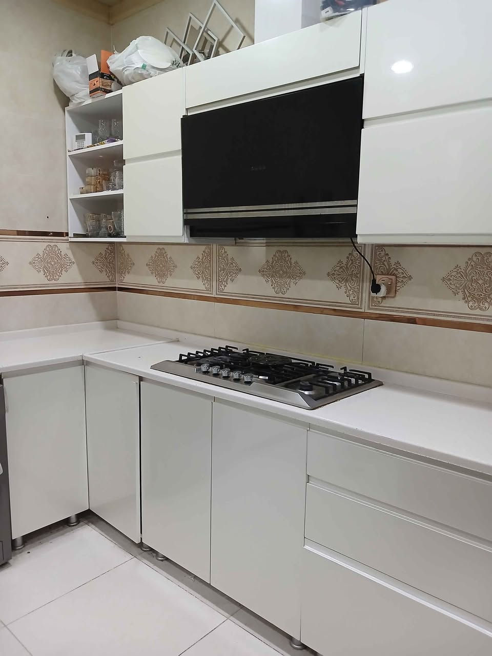 كونتر مطبخ تركي ، بالون بريس صنع شركة جنار دهوك لون اوف وايت صدفي سيراميك حراري ، مع المرشحه فقط.القياسات موضح في صورة اخوان ، بدون ثلاجة وبدون طباخ ، الاتصال فقط للمشتري *********** دهوك, العراق
