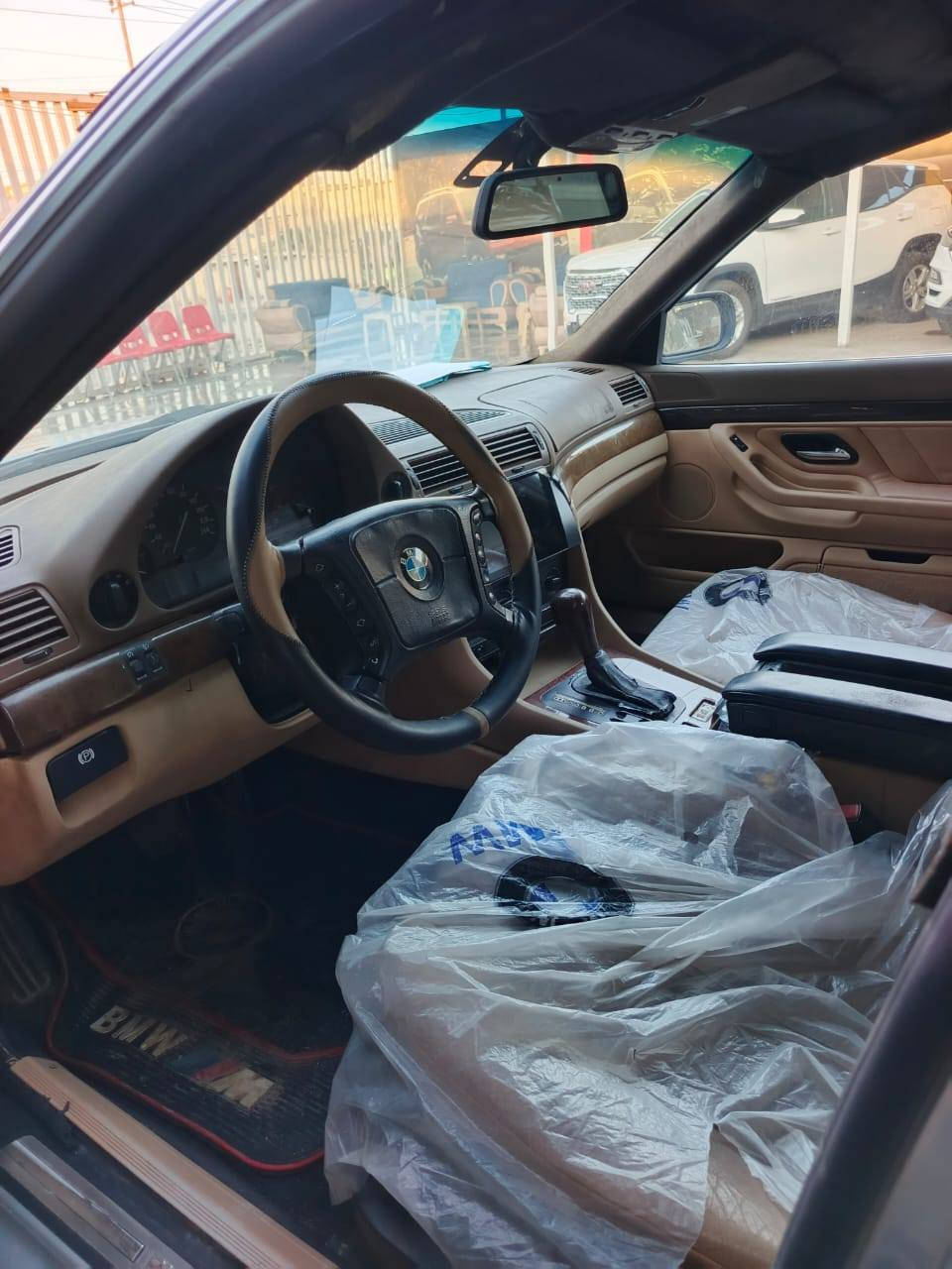 السلام عليكم بي ام كاسحه موديل 97 محدثه 2000 سياره محرك كير جدد تخم تاير تخميل صدر امامي عربانة خلفية شاشة كامرة منضومت زنون رقم دهوك تحويل ثانيوم غرامات ما عليه. سعر ٨٠  مراوس حسب القناعة ***********
