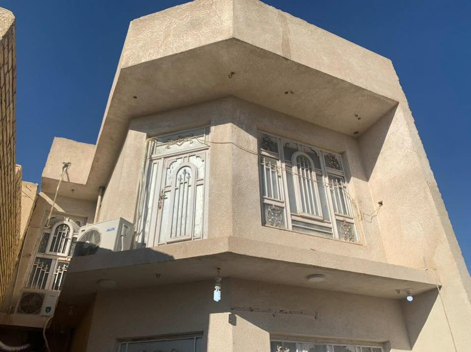 السلام عليكم…
بيت مساحه 144 متر  طابقين // يحتوي على 3 غرف نوم مع مخزن مع 3 مجمعات صحيه // بناء 2017 
العنوان // كوت __الشهداء _قرب مدرسه الأطلال 
***********
