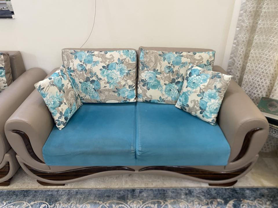 طخم قنفات مكون من 10 مقاعد 
مقعد واحد عدد2 
مقعدين عدد 1
ثلاث مقاعد عدد2
طخم كلش نضيف استخدام قليل 
مكان البصرة المطيحة 
***********
