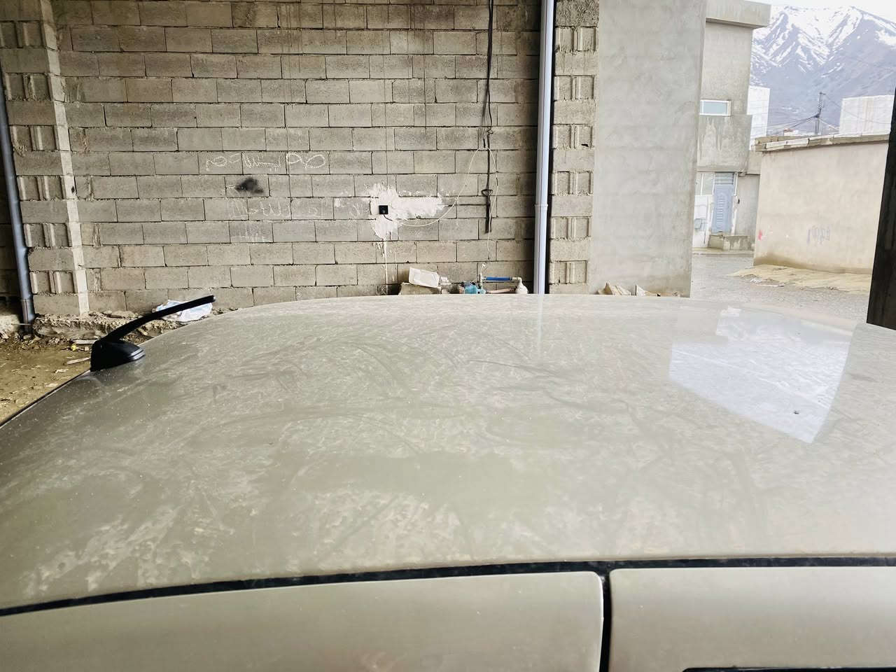 ئۆپڵ ڤیکترا

مەکینە ٢٠ قەباخ رەش ئەوروپی 

بەس ماشەڵای دەوێت

جام کارەبا و 

قفڵ مەرکەزی 

لایت زینۆن 

چوار تایەی لۆک

کامل کارەبای مەزبوت گڵۆپێکی نیە ئیش نەکات 

ارم پلاستیک سلیمانی بەشەرت

هەمو گیانی بەشەرت 

بێ تەقەو ڕەقە

***********
