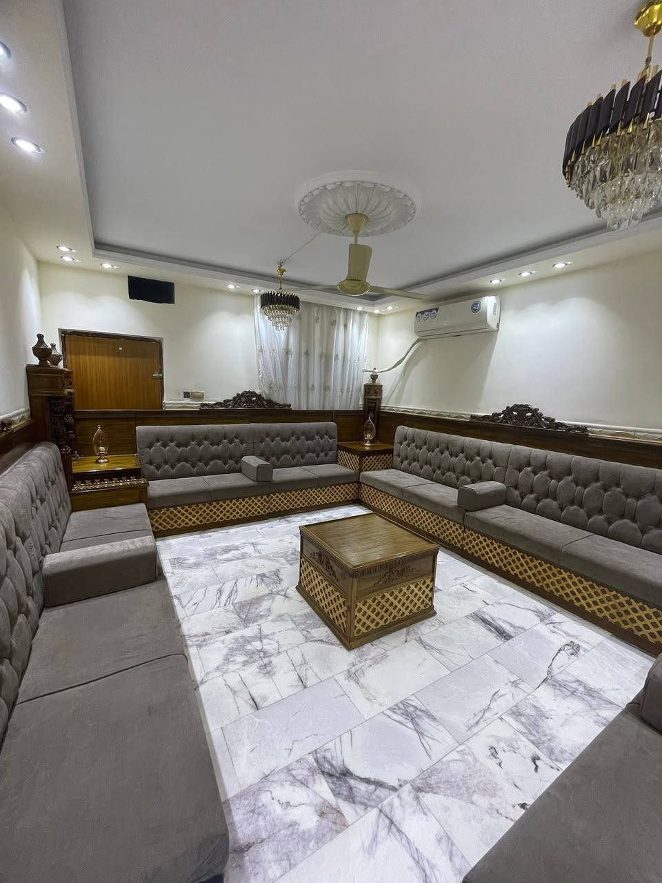 السلام عليكم
بغداد البلديات ٩ نيسان محله ٧٣٤ 

بيت للبيع  

مساحه ٣٩٩ متر   ٣ طابق 

غرف نوم ١٠.  منها ٤ سويت 

استقبال هول مطبخ حار وبارد كراج يتسع ٣ سيارات وحديقه 

ونريد انبيع وبسعر مناسب. 

سعر المتر مليونين  واذا مراوس  نفس المساحه بس بلديات عادي 

واحنا برسم الخدمه

***********
