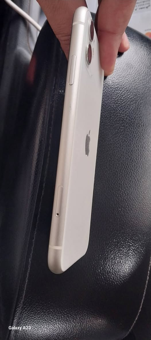 السلام عليكم
لبيع ايفون 11 عادي 

بطاريه 77 

ذاكرة 128

مكفول من كلشي اخو الجديد سعر ٢٥٠ الف 

للإستفسار ***********
