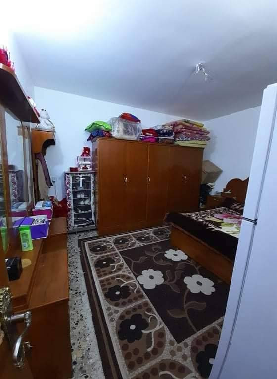 بسم الله الرحمن الرحيم للبيع ✋🏻✋🏻✋🏻🏦 

بيت ١٠٠ متر في السريدات الاولى المربع الثاني طابقين ٣ غرف واحده جوه واثنين فوق حولي كبير  مطبخ وحمام وصالة الطابق الارضي والطابق الثاني غرفتين كبار وحده من الغرف وياها حمام ومطبخ مقطوعه بقاطع خشب شبه الحائط ومعزول كانه مشتمل وبي درج من برا البيت  والبيت  بي طرمه تكفي لسياره 
السعر ١٠٠  وبي مجال بسيط للتواصل خاص ماسنجر 
او على الرقم *********** واتس اب فقط
