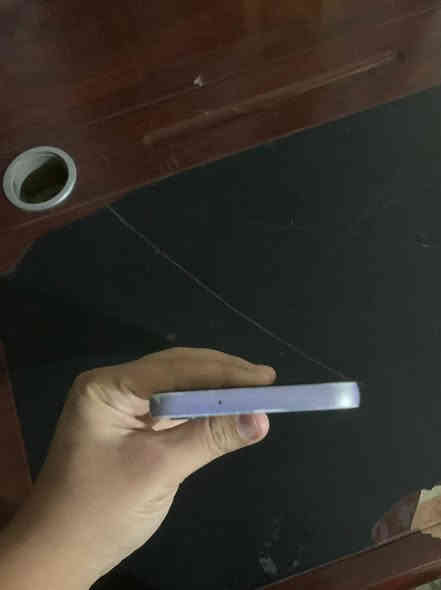 السلام عليكم 
سامسونج جلاكسي A14 
ذاكرة 64 
جهاز مبدل شاشة ونضيف شاشة أصلية 
كفره بي خدوشات فقط الشاشة جديدة سليمة من الخدوش 
بسعر 65 الف 
مكان جبلة حي الوحدة 
تواصل رقم ***********
