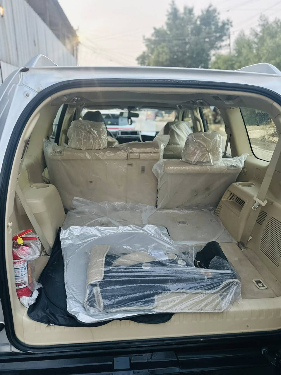 برادو 2017 txl
كفاله من صبغ والضربه والتبديل 
ماشيه (87).  الف جديده جداً 
حته كاعيات الشركه بعده بل نايلون ما مفتوحه
سياره عليه سيرفز كامل من منضومه الوقود الى الدهن 
الى الفلاتر 
سنويه وهزه جدد 
مواصفات :🏎️ 
‎1:فتحه سقف 
‎2: دبل تانكي 
‎3: بصمه 
‎4:ثلاجه
‎5: سبير تعليك
باقي المواصفات معروفه لل txl 
سعر السيار335$ ورقه بيه مجال بسيط  
مكان السياره بغداد البنوك 
للاستفسار :***********
