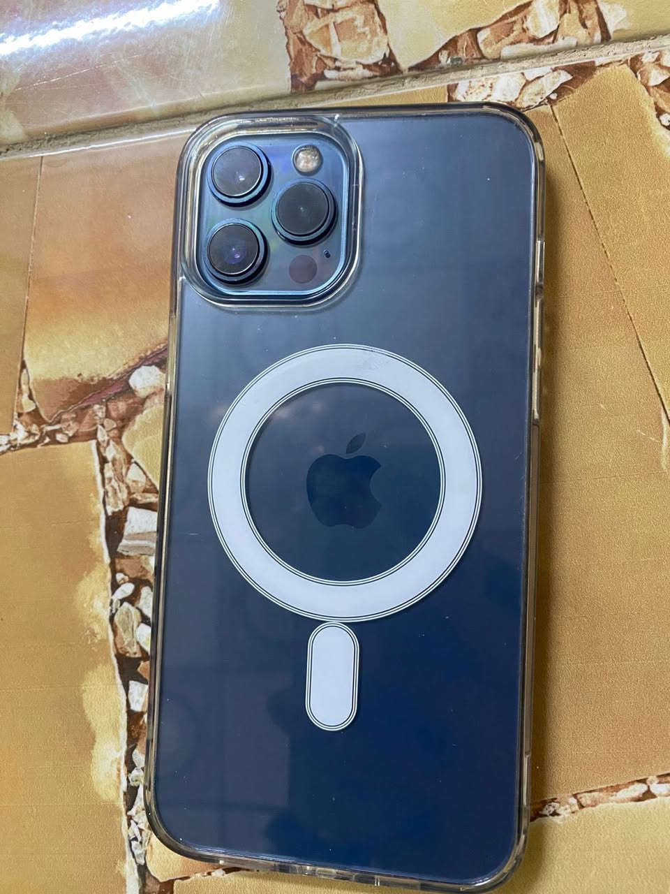 آيفون ١٢برو ماكس
فيس إيدي شغال 
مبدل شاشة وبطارية اصلي شرط الضمان 
السعر ٣٤٠
للتواصل ***********
