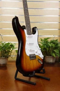 فندر • كيتار كهربائي • أبيض ذهبي أسود