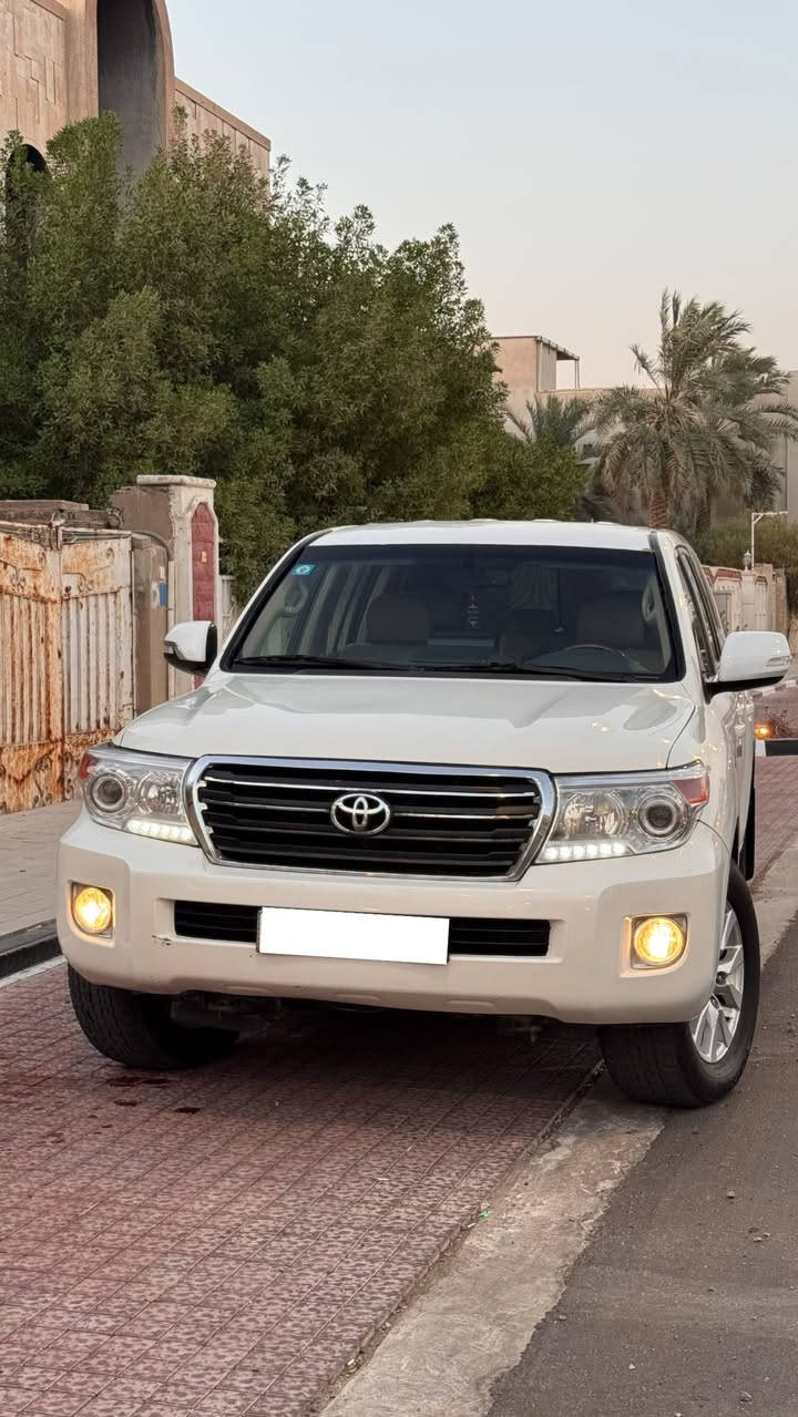 لاندكروزGXR كاز موديل 2014 مامصفحه ابلاد مصبوغه عام بسبب طبع الخطه ومبدل محرك كامل هو وتفرعاته ماشيه 441 سياره رقم بصره *********** مكان السياره البصره .
